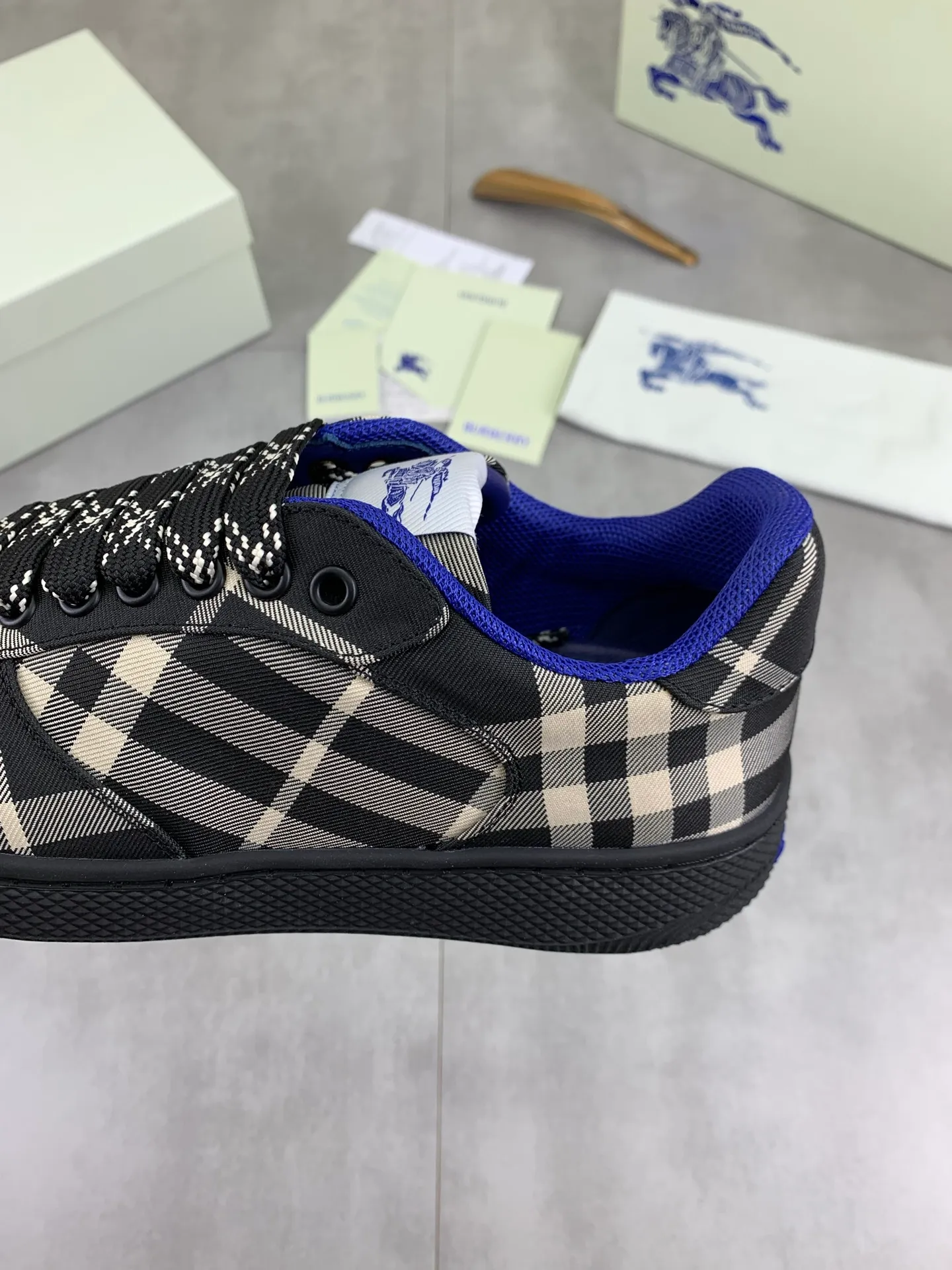 Factory price P580 [BURBERRY] Burberry - High-end quality original order (couples 🧑‍🤝‍🧑 style) - Upper: imported 🔝 original material - Lining: cowhide lining, feet; water-dyed cowhide - Outsole: ultra-light TPR rubber; two-color molded outsole - Ultra-high quality control, fine workmanship: highlighted (high-end, extravagance, grade) -Size: 35-46 (male 38 46 Female 35 40 Customized)·Color: 5️⃣colors available
